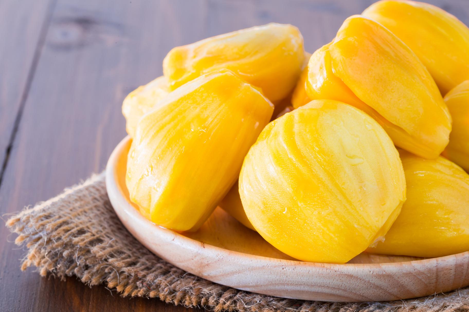 Jackfruit cooked on a plate that is made of wood and placed on a wooden floor.